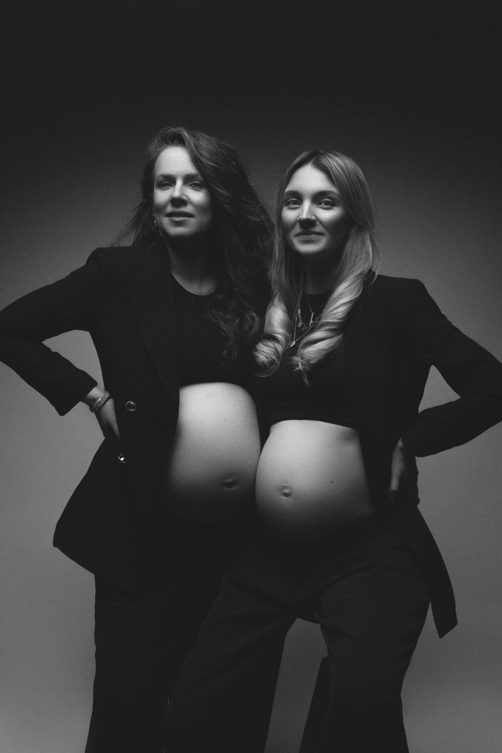Twee zwangere vrouwen tijdens studio zwangerschapsfotografie